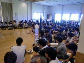 発表を聞く学生