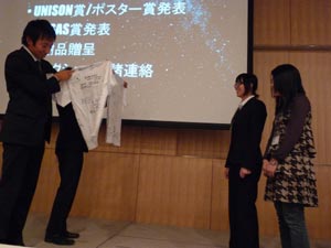学生理事のお二人に感謝品贈呈