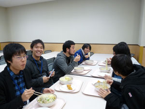 昼食の様子
